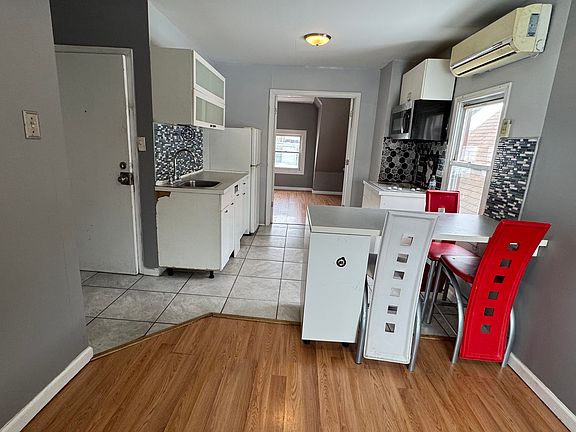 5th image of 252 Parker St APT 3