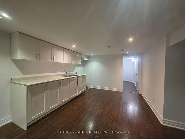 18 Grandview Ave #LOWER — Photo 1