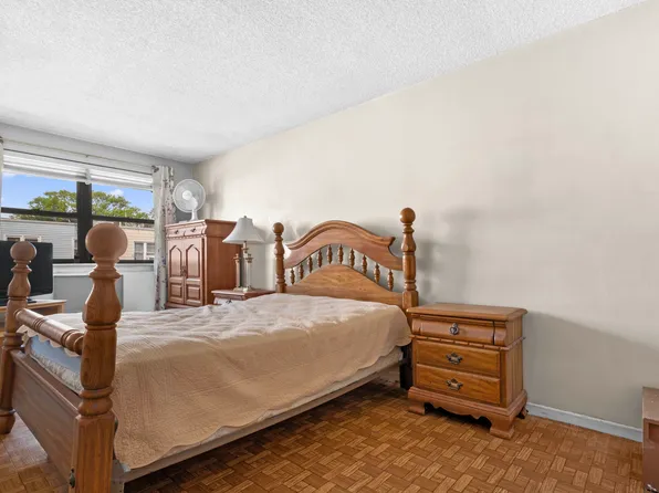 596 Pine Street TWNHSE image 3 of 15