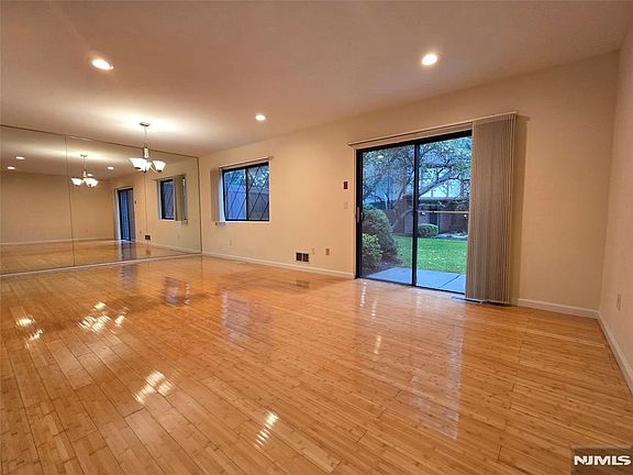 5th image of 18 Linwood Ave #T008