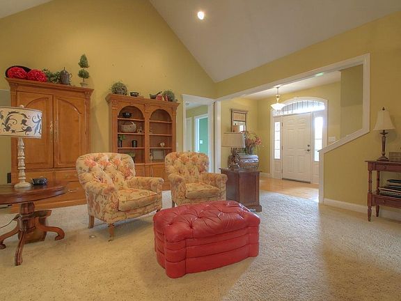 3rd image of 134 Emerald Dr