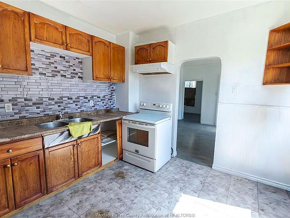 4th image of 1104 Cataraqui St