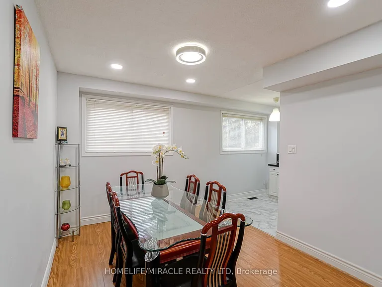 30 Hoskins Sq — Photo 8