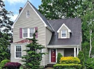 34 Pine Ave, Floral Park, NY 11001