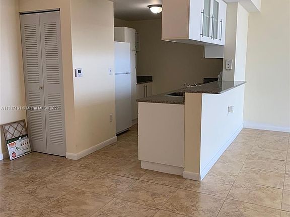 3rd image of 275 NE 18th St APT 2109