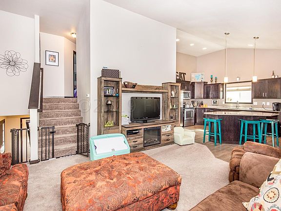 4th image of 465 Foxtail Dr E
