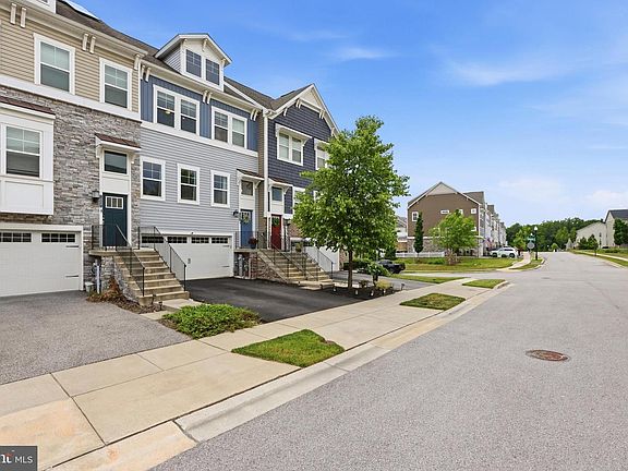 3rd image of 1005 Edenberry Way