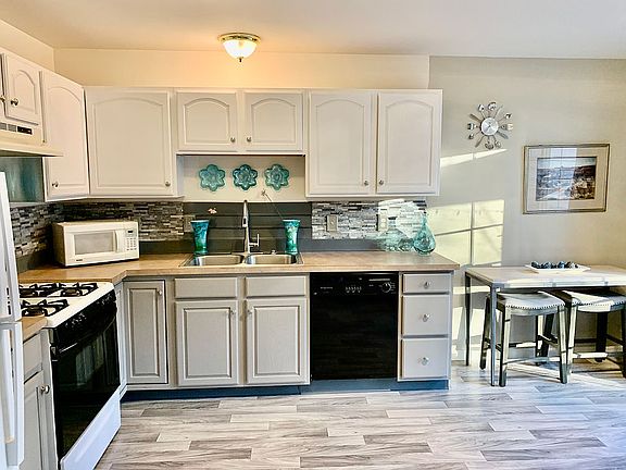 2nd image of 40 King Ct