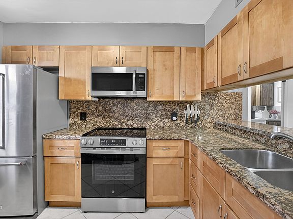 4th image of 1528 Whitehall Drive #202