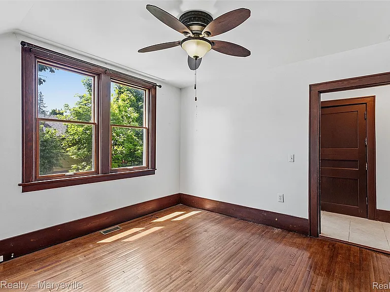 504 Clinton Ave — Photo 10