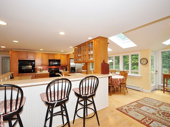 Spacious breakfast bar