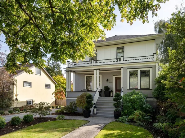 1033 Monterey Ave, Oak Bay, BC V8S 4V4