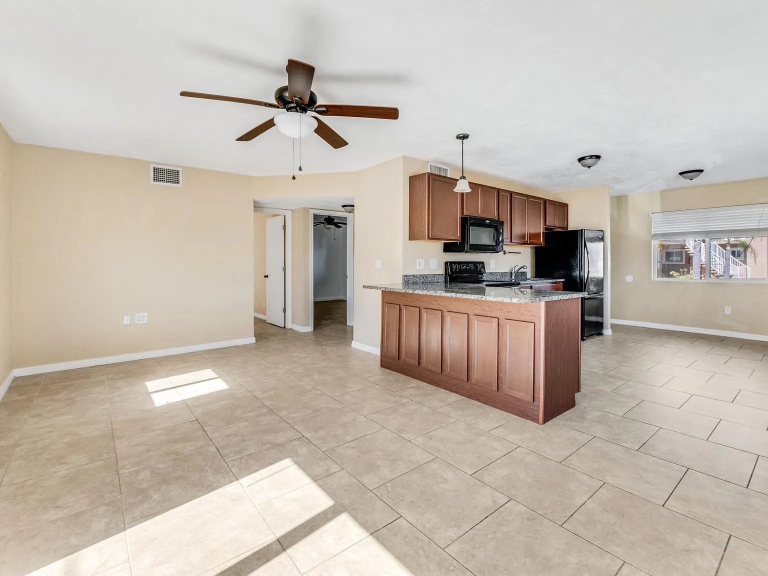 2 bed, 1020 sqft, $1,600 — Photo 3