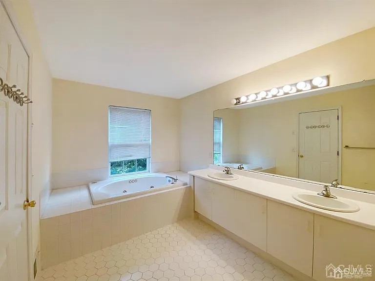 48 Berkshire Way — Photo 11