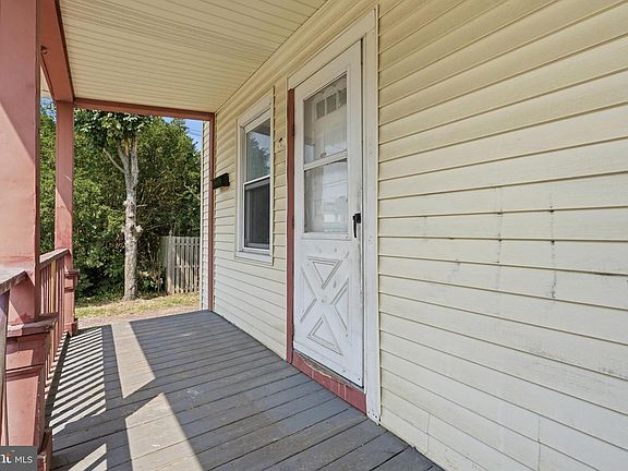 4th image of 515 Dock St