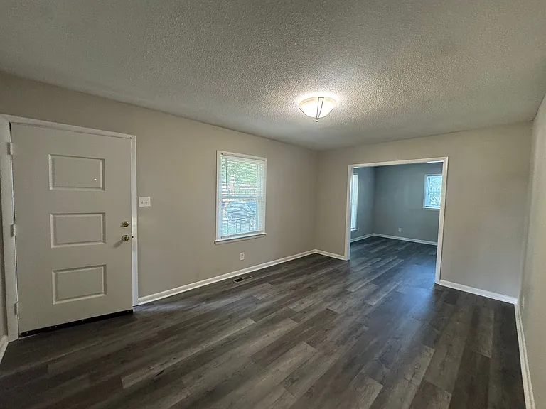 2720 Ellen St — Photo 3