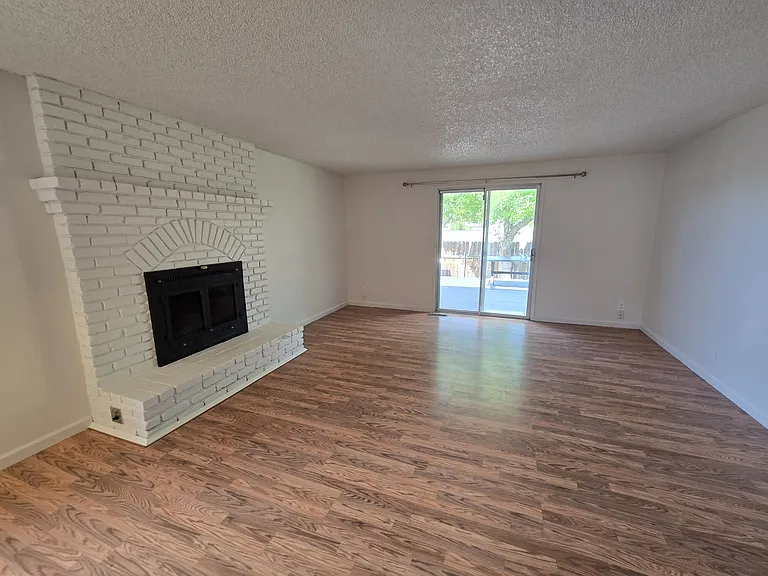 3973 Kentwood Ct — Photo 4