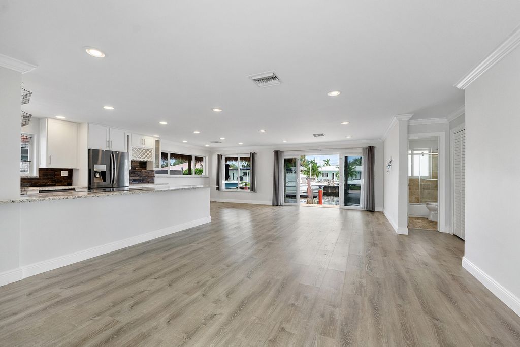 361 SE 9TH Court, photo 8