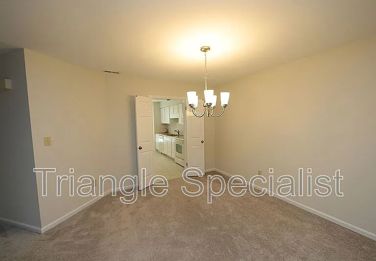 112 Mossbark Ln — Photo 4