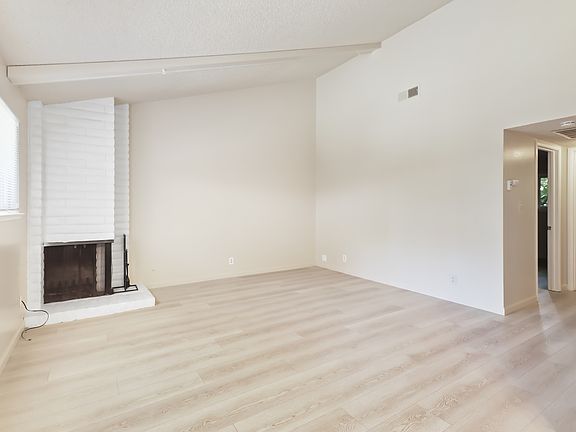 3rd image of 2316 Villanova Cir APT 8