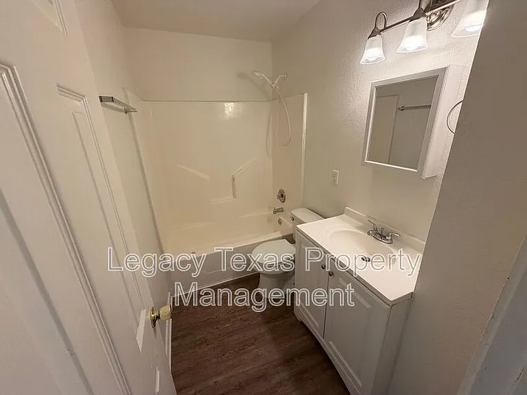 1718 Short St #D — Photo 6
