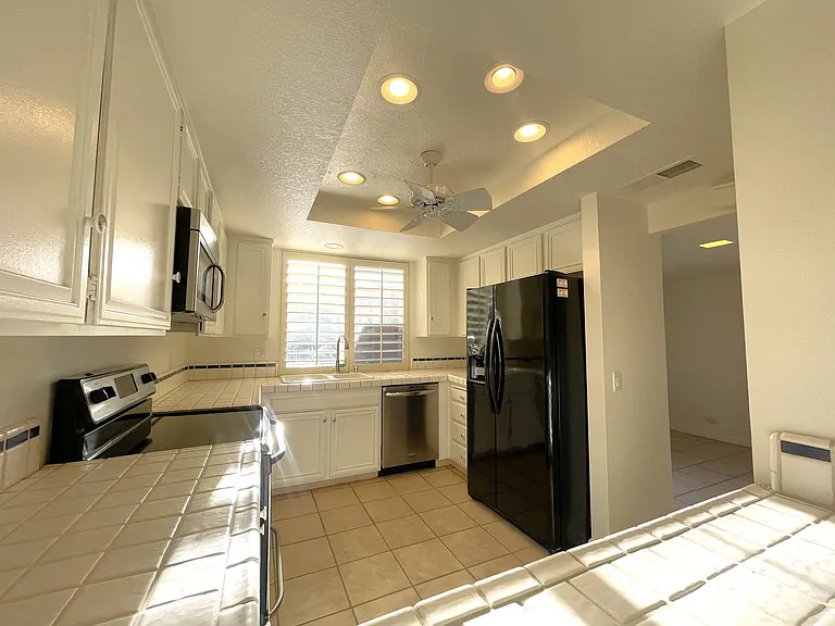 35 Malaga Dr — Photo 8