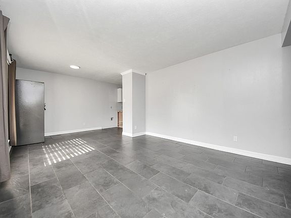 4th image of 2004 Manor St