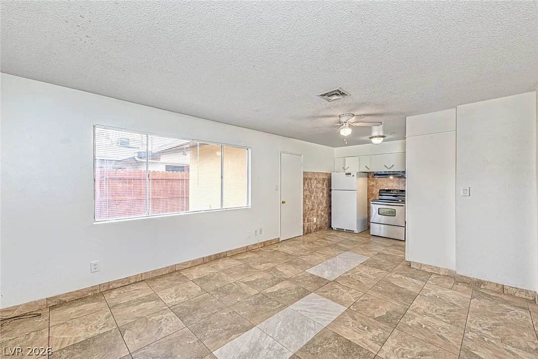 2 bed, 1.0 bath, 2722 sqft, $1,100 — Photo 3