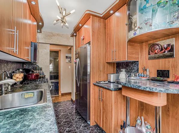 735 Avenue W image 10 of 28