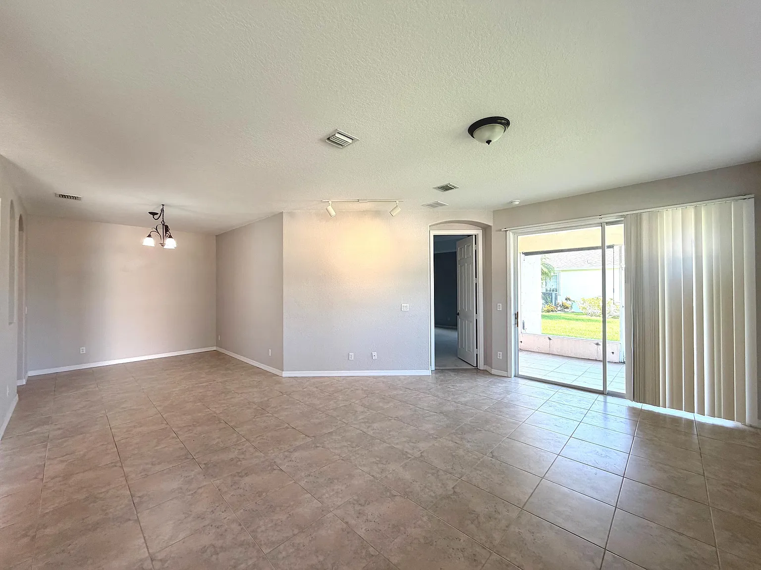 3 bed, 2.0 bath, 1645 sqft, $2,200 — Photo 4
