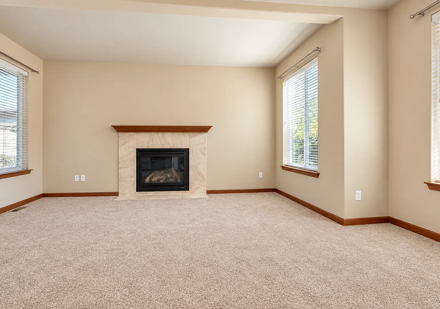 3 Bedroom Home with Loft - Brand New Carpet - Available Now — Photo 2