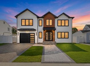 43 W Cabot Ln, Westbury, NY 11590