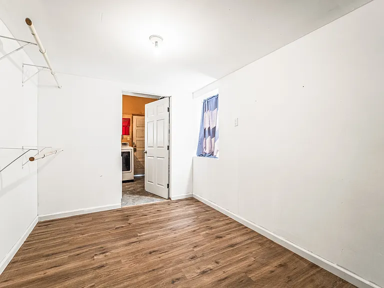 560 Russell St — Photo 36