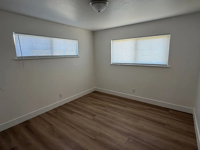 719 E Roosevelt Ave — Photo 10
