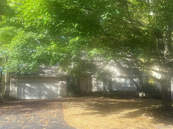 2358 Hidden Lake Ct, West Bloomfield, MI 48324