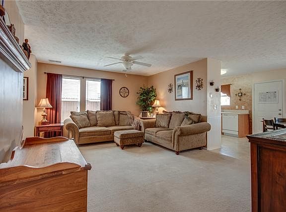 4th image of 2133 Carlton Ln