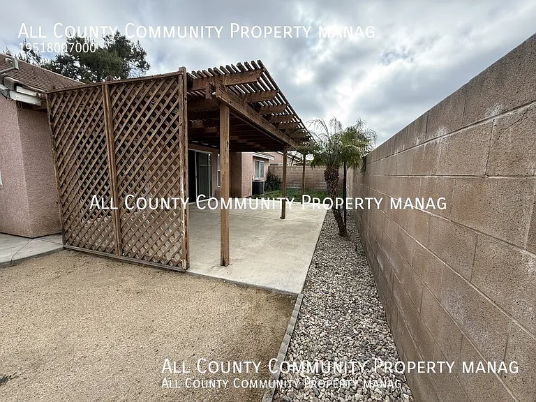 2277 Oak Ave — Photo 31