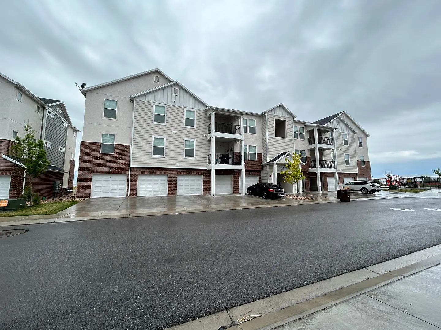 Beautiful Newly Built 3 bedroom, 2 bathroom Condo in Vineyard! — Photo 4