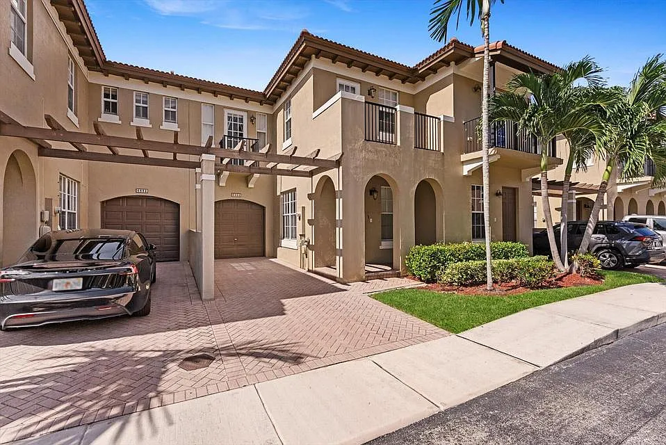 3 bed, 2.5 bath, 1818 sqft, $3,500 — Photo 2
