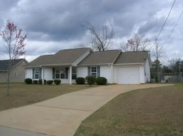 16 Lexington Dr, Grantville, GA 30220