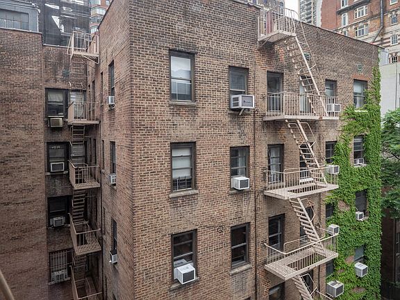 2nd image of 148 W 72nd St APT 5