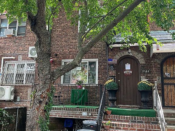 3rd image of 2161 E 26th St