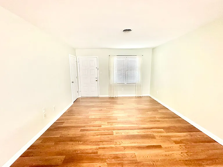 102 Ashleigh Ct — Photo 9