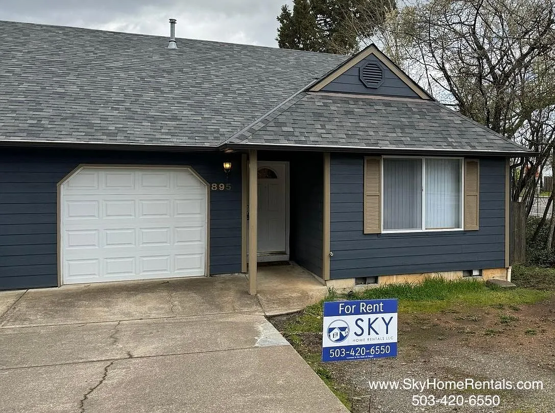 895 Boxwood Ln SE — Photo 1