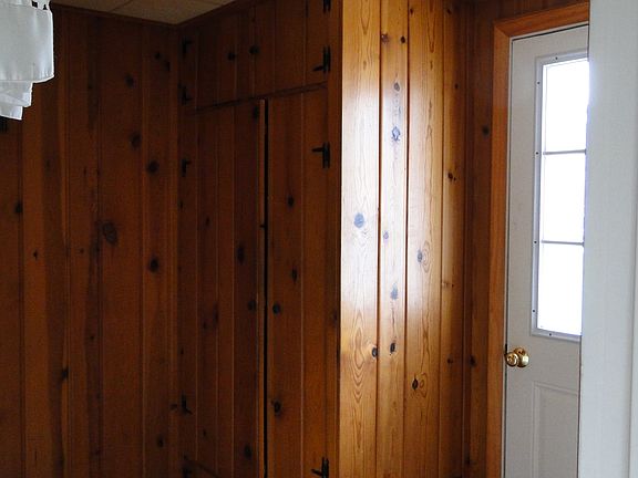 Laundry room, side entrance