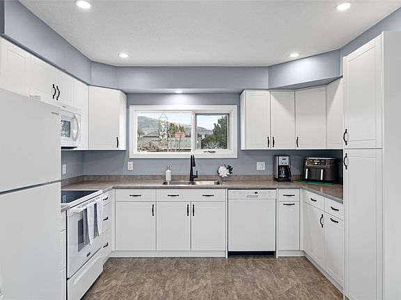 3rd image of 1496 Tranquille Rd