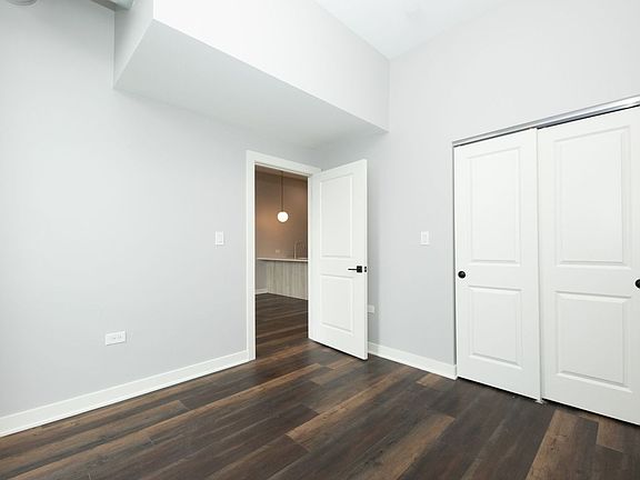 5th image of 3252 N Wilton Ave #202