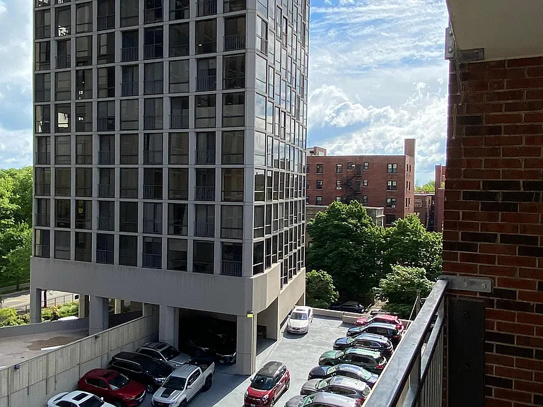 2340 N Commonwealth Ave — Photo 8
