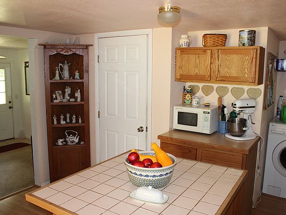Kitchen w/ island