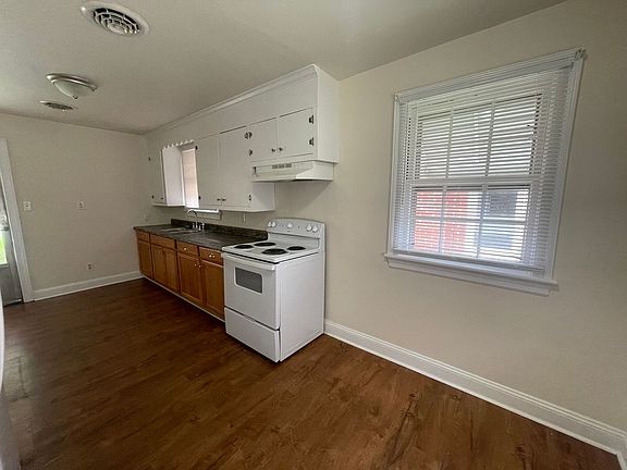 3rd image of 2215 Park Pl